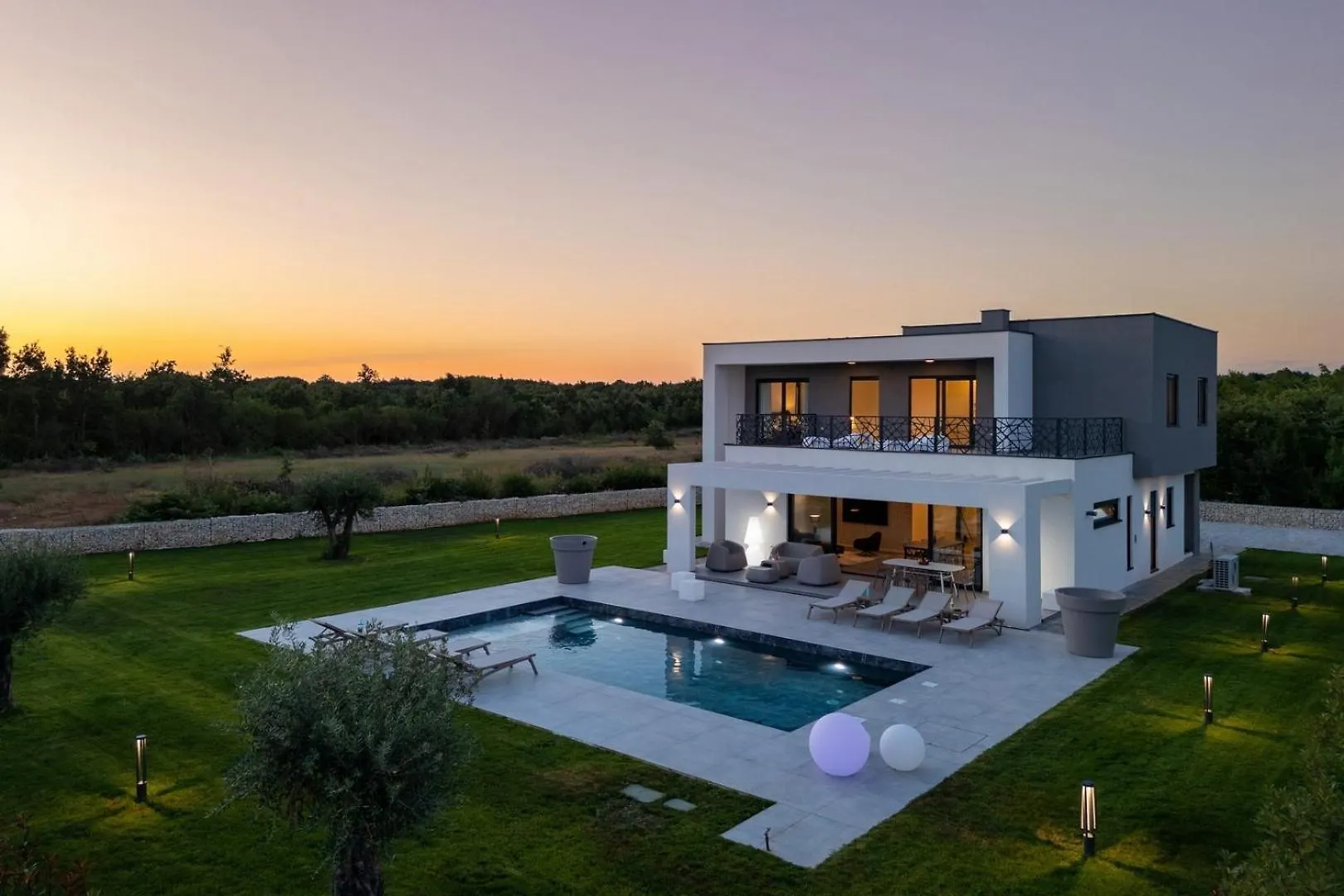 New! Luxury Villa Epic 2 - 50 M2 Heated Pool contacts